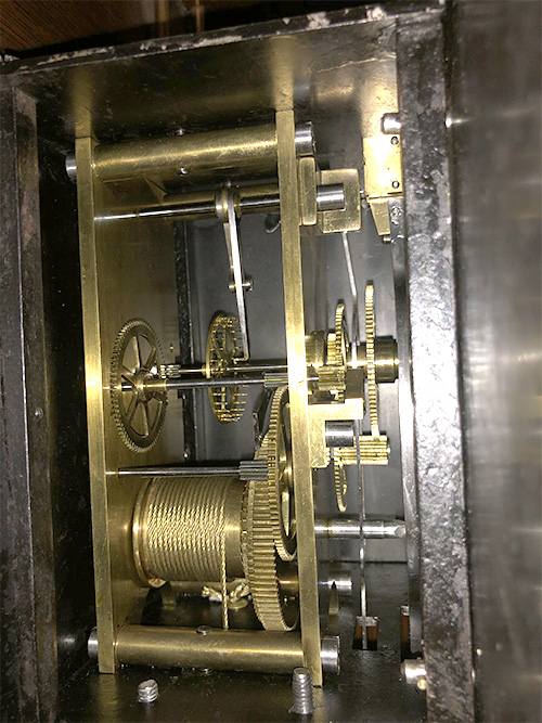 Clock mechanism from the left Clock mechanism from the left